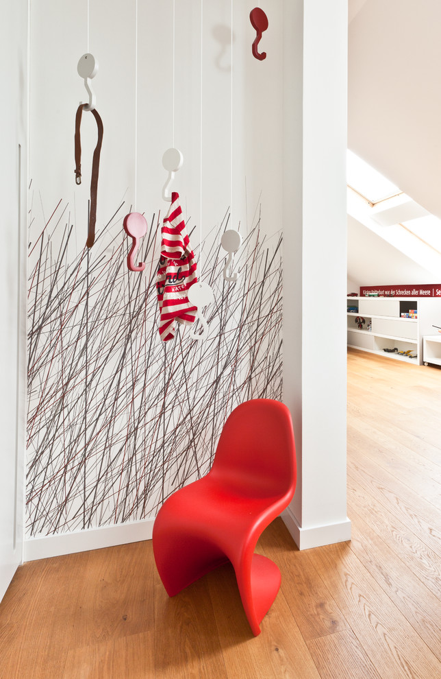 Ejemplo de habitación infantil unisex contemporánea con paredes multicolor y suelo de madera en tonos medios