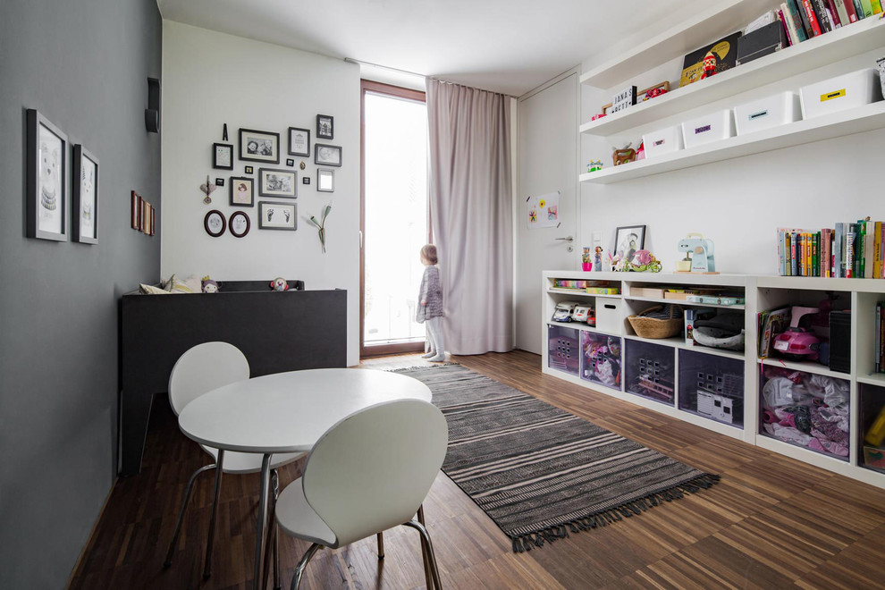 Cette photo montre une petite chambre d'enfant de 1 à 3 ans scandinave avec un mur gris.
