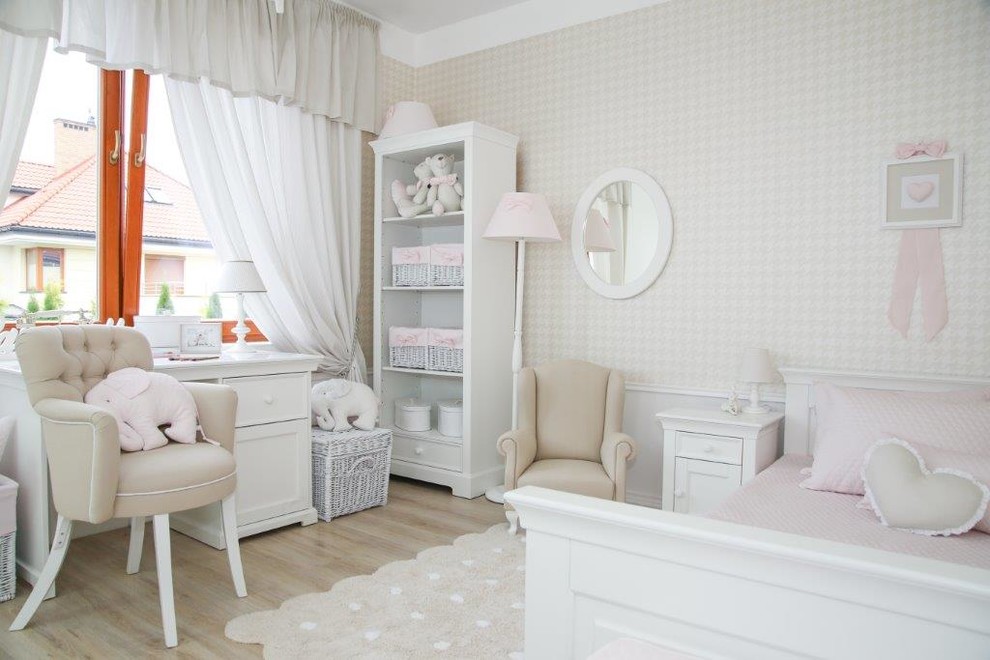Imagen de habitación de niña de 4 a 10 años clásica con paredes beige y suelo de madera en tonos medios