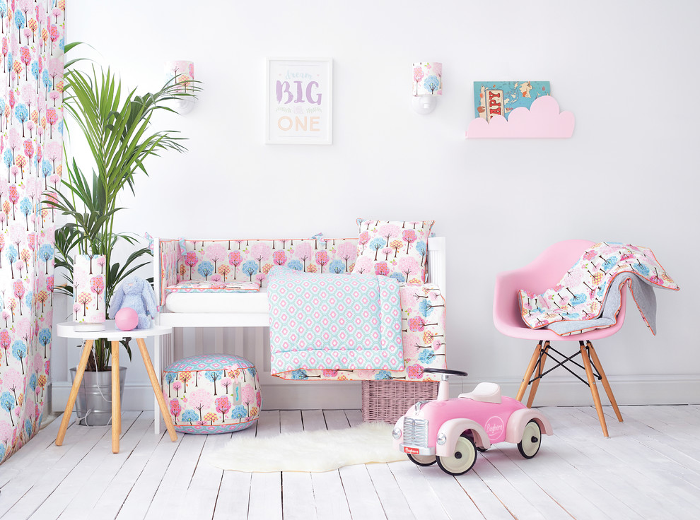 Inspiration pour une chambre d'enfant de 1 à 3 ans traditionnelle avec un mur blanc et parquet peint.