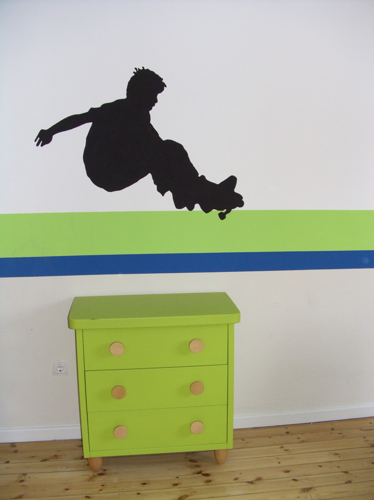 Bild på ett mellanstort funkis barnrum, med gröna väggar, ljust trägolv och beiget golv