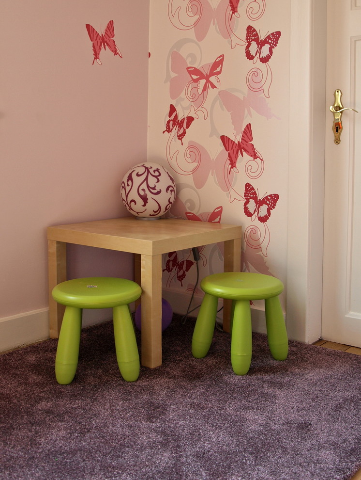 Foto de habitación de niña de 1 a 3 años actual pequeña con paredes rosas, suelo de madera clara, suelo violeta y papel pintado