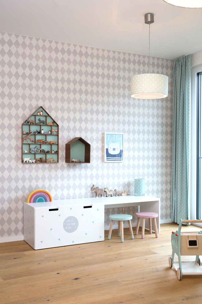 Mittelgroßes, Neutrales Skandinavisches Kinderzimmer mit Spielecke, weißer Wandfarbe, braunem Holzboden und beigem Boden in Hamburg