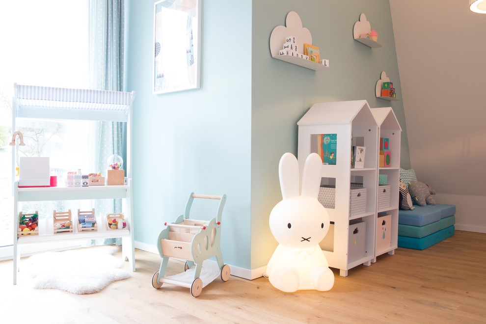Foto di una cameretta per bambini da 1 a 3 anni nordica di medie dimensioni con pareti bianche, pavimento in legno massello medio e pavimento beige