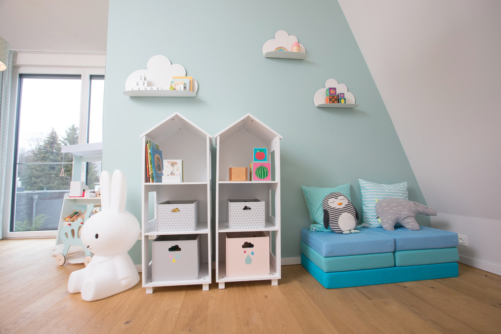 Idee per una cameretta per bambini da 1 a 3 anni nordica di medie dimensioni con pareti bianche, pavimento in legno massello medio e pavimento beige