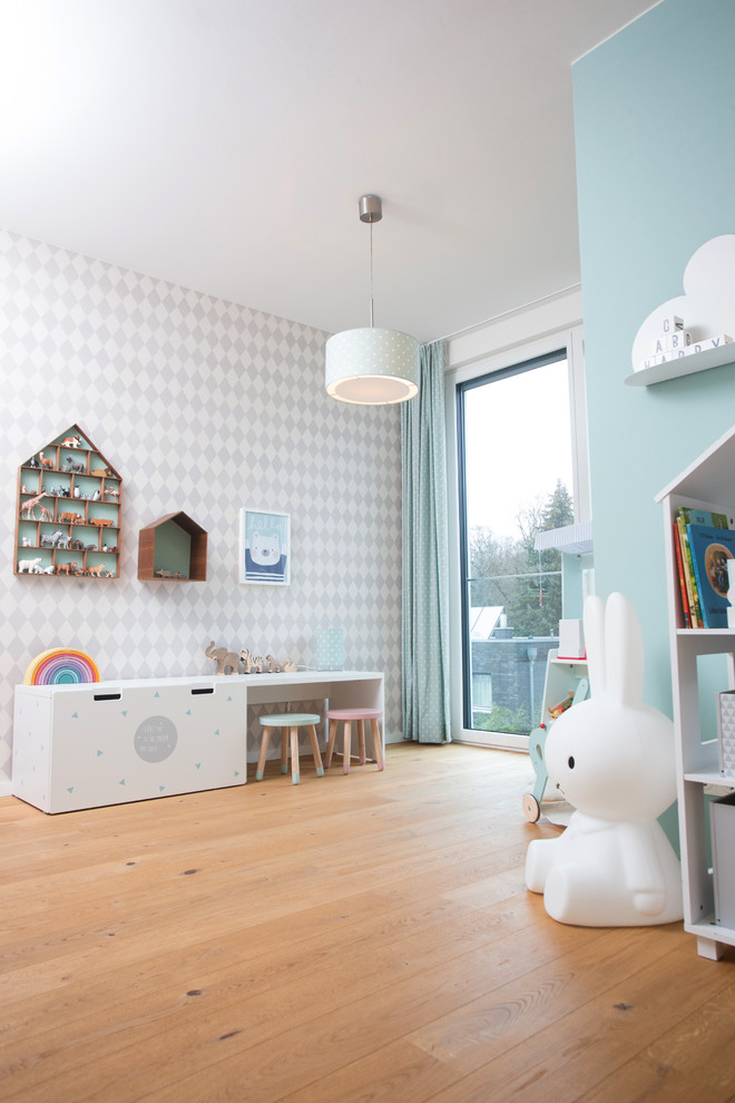 Idées déco pour une chambre d'enfant de 1 à 3 ans scandinave de taille moyenne avec un mur blanc, un sol en bois brun et un sol beige.