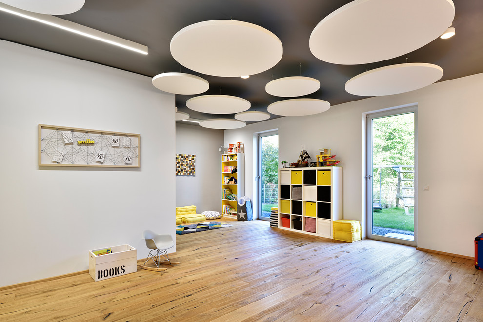 Neutrales, Großes Modernes Kinderzimmer mit Spielecke, grauer Wandfarbe, hellem Holzboden und braunem Boden in Nürnberg