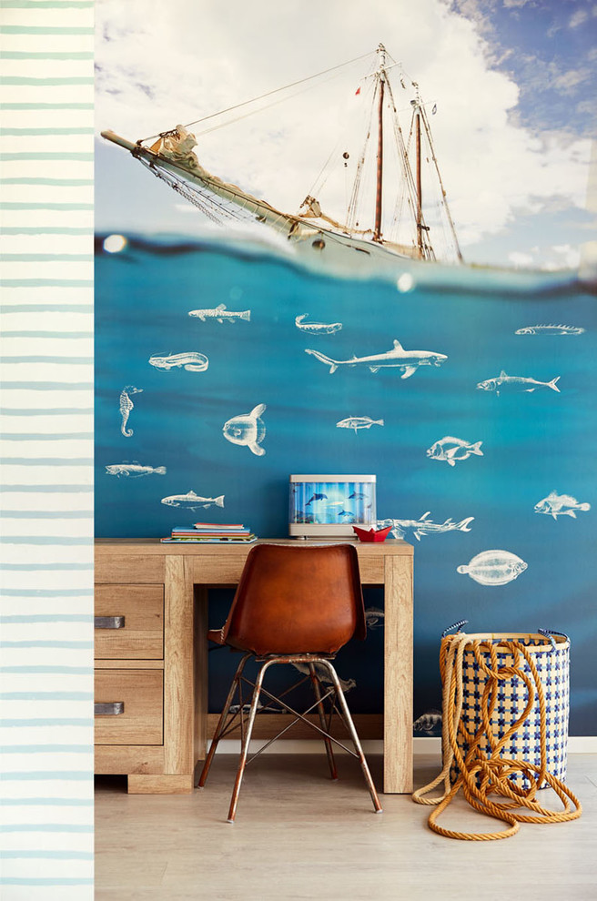 Aménagement d'une petite chambre de garçon de 4 à 10 ans bord de mer avec un bureau, un mur multicolore, parquet clair et un sol beige.