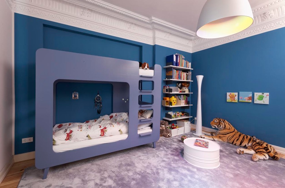 Exemple d'une chambre d'enfant de 4 à 10 ans tendance de taille moyenne avec un mur bleu, parquet clair, un sol beige et un lit superposé.