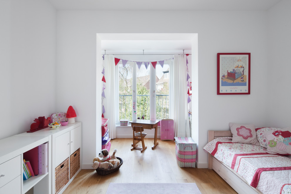 Mittelgroßes Modernes Mädchenzimmer mit Schlafplatz, weißer Wandfarbe, braunem Boden und hellem Holzboden in Düsseldorf