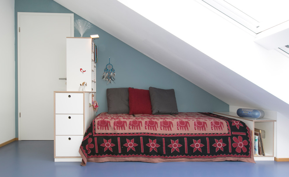 Mittelgroßes, Neutrales Modernes Jugendzimmer mit Schlafplatz, weißer Wandfarbe, Linoleum und blauem Boden in Frankfurt am Main