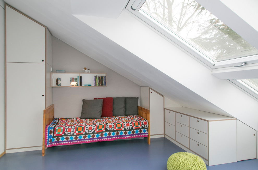 Cette photo montre une chambre d'enfant de 4 à 10 ans moderne de taille moyenne avec un mur blanc, un sol en linoléum et un sol bleu.