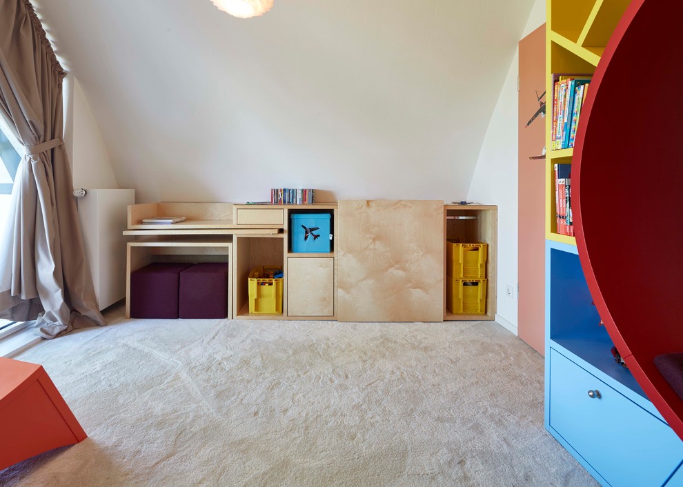 Esempio di una cameretta per bambini da 4 a 10 anni minimal di medie dimensioni con pareti bianche, moquette e pavimento beige