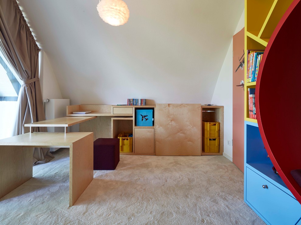 Idée de décoration pour une chambre d'enfant de 4 à 10 ans design de taille moyenne avec un mur blanc, moquette et un sol beige.