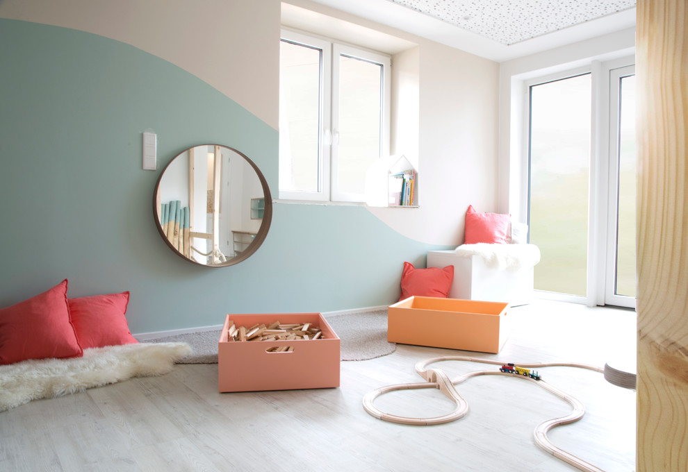 Großes, Neutrales Nordisches Kinderzimmer mit Spielecke, hellem Holzboden und bunten Wänden in Hamburg