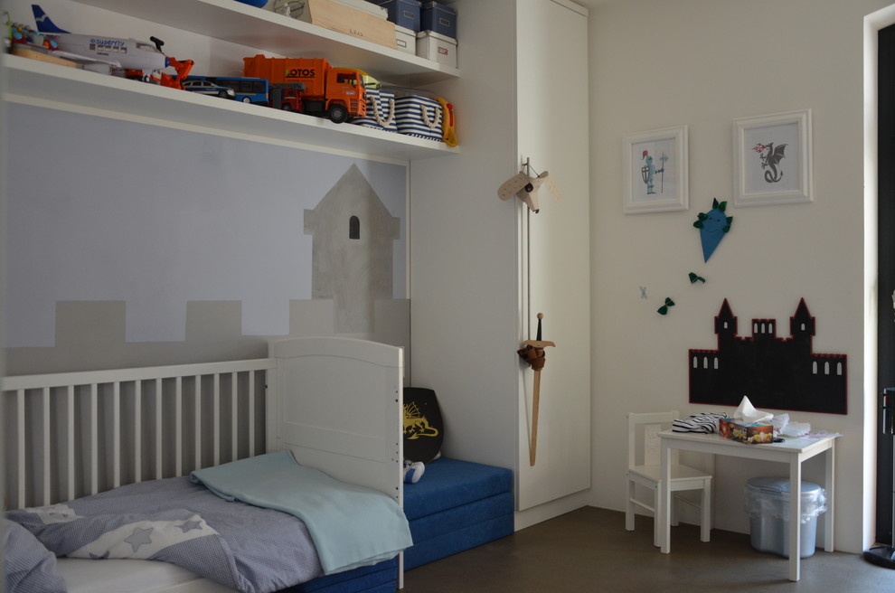 Пример оригинального дизайна: маленькая детская в современном стиле с спальным местом, белыми стенами, бетонным полом и серым полом для на участке и в саду, ребенка от 4 до 10 лет, мальчика