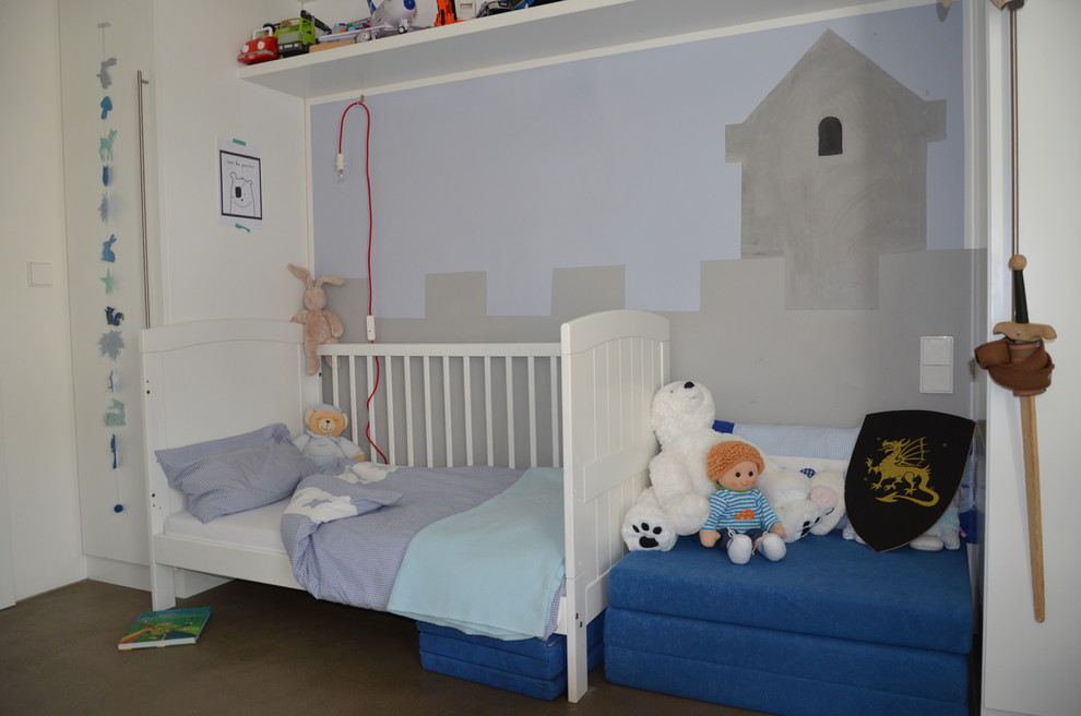 Réalisation d'une petite chambre d'enfant de 4 à 10 ans design avec un mur blanc, sol en béton ciré et un sol gris.
