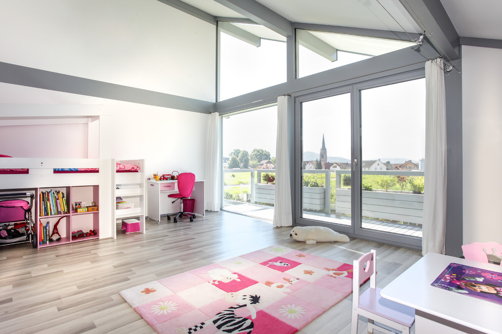 Idee per una grande cameretta per bambini da 4 a 10 anni contemporanea con pareti bianche, parquet chiaro e pavimento beige