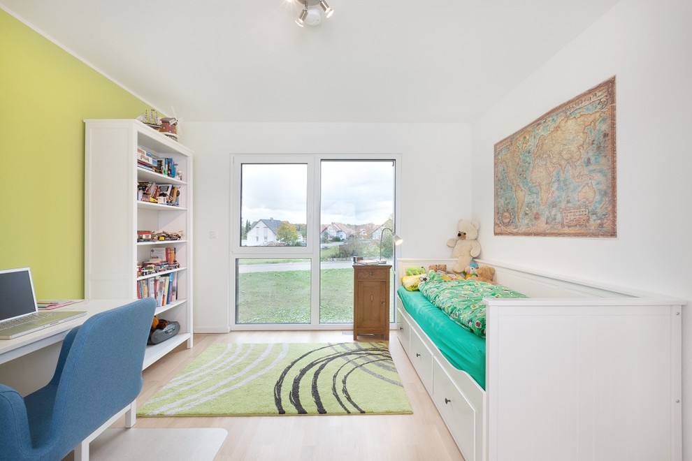 Kleines Modernes Kinderzimmer mit weißer Wandfarbe, hellem Holzboden, beigem Boden und Schlafplatz in Stuttgart