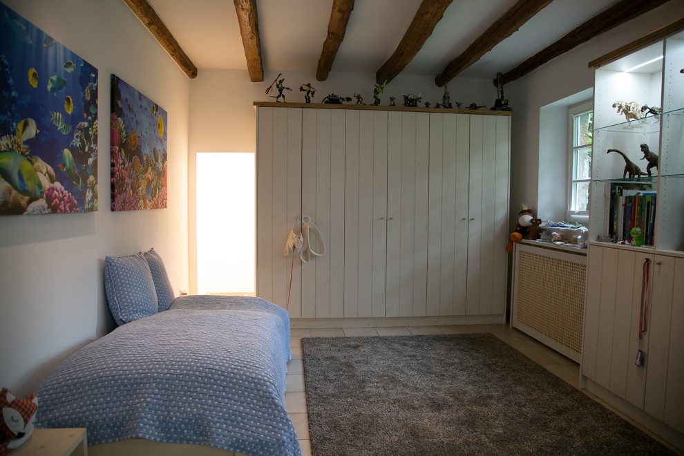 Diseño de dormitorio infantil de 4 a 10 años campestre de tamaño medio con paredes blancas, suelo de baldosas de terracota y suelo beige
