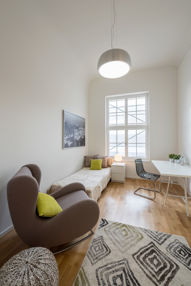 Mittelgroßes Skandinavisches Jugendzimmer mit weißer Wandfarbe, braunem Holzboden und Schlafplatz in Leipzig