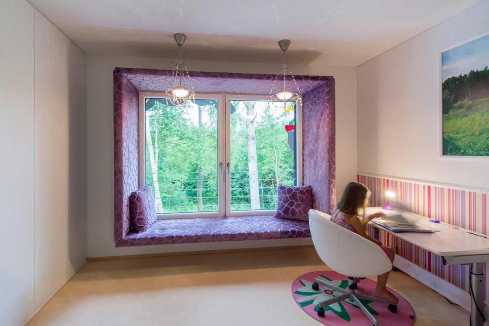 Inspiration för ett funkis barnrum kombinerat med skrivbord, med vita väggar