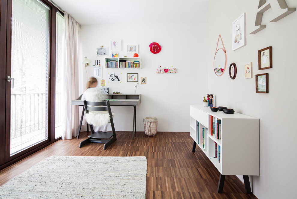 Inspiration för ett mellanstort funkis flickrum för 4-10-åringar och kombinerat med sovrum, med vita väggar, målat trägolv och brunt golv