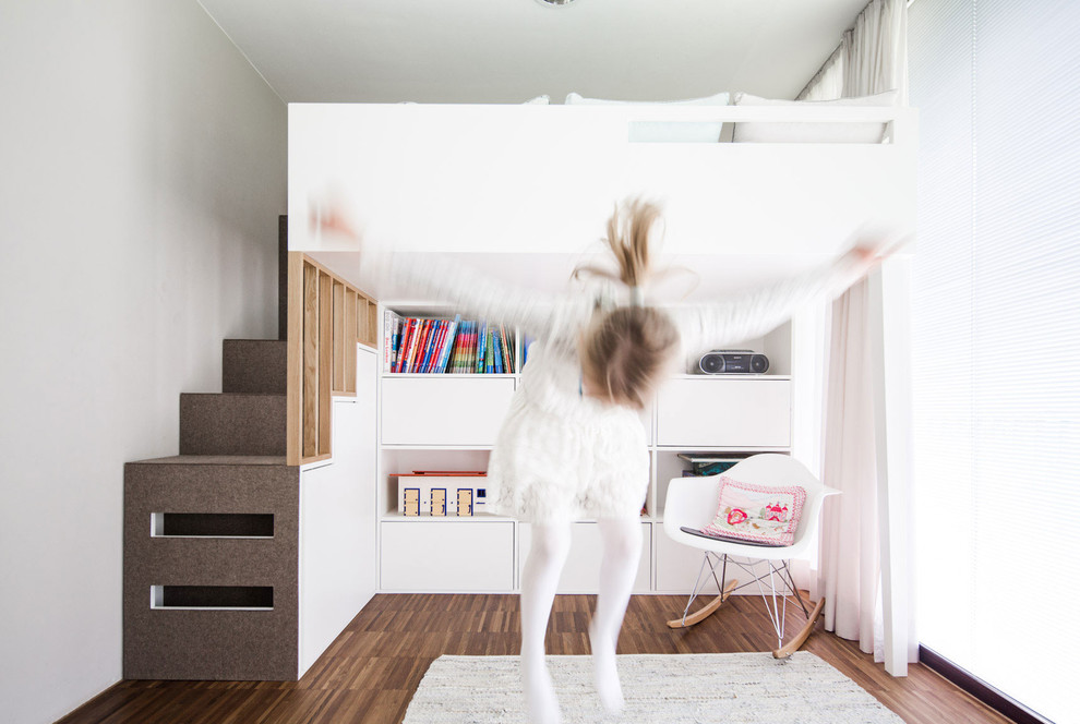 Modelo de dormitorio infantil de 4 a 10 años escandinavo de tamaño medio con paredes blancas, suelo de madera pintada y suelo marrón