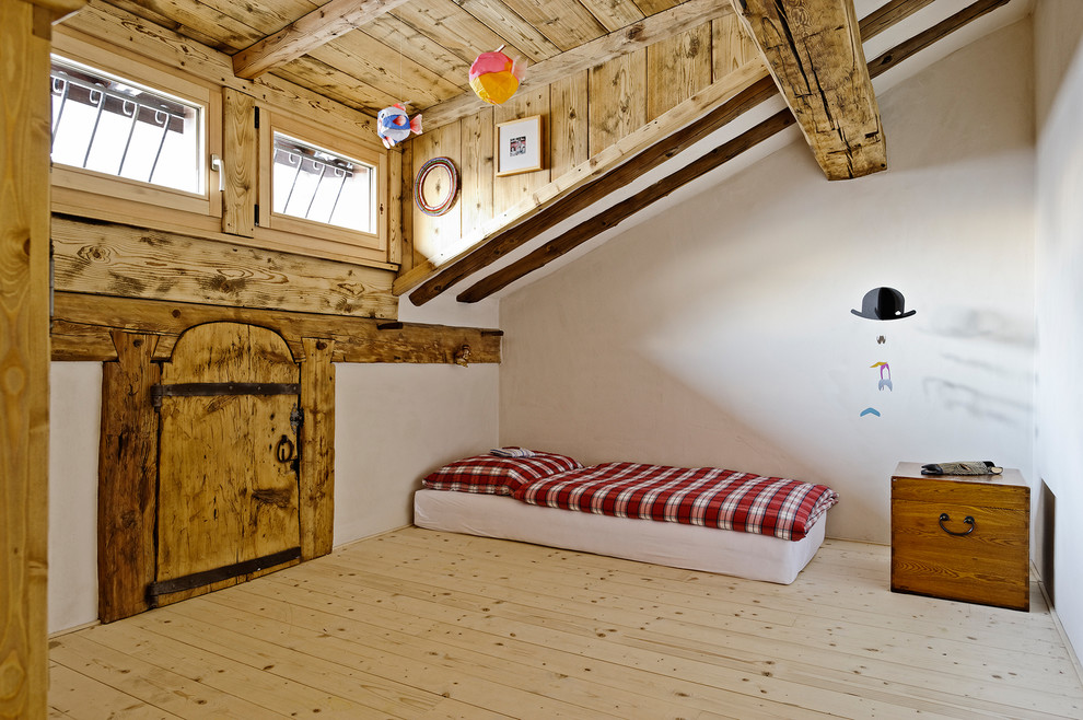 Mittelgroßes Uriges Kinderzimmer mit Schlafplatz und hellem Holzboden in Stuttgart