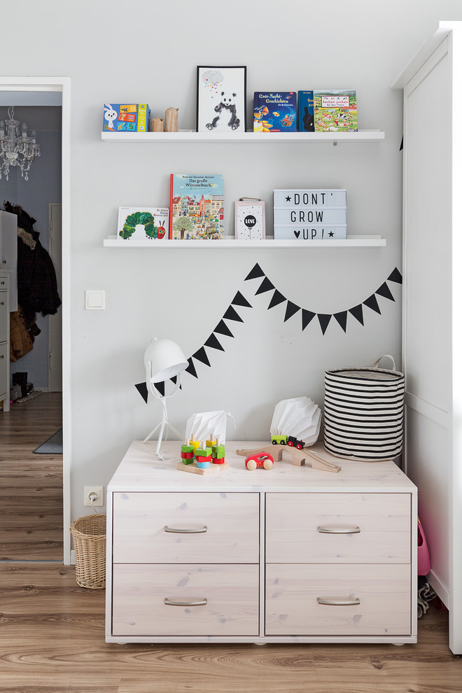Источник вдохновения для домашнего уюта: нейтральная детская в скандинавском стиле с серыми стенами и паркетным полом среднего тона
