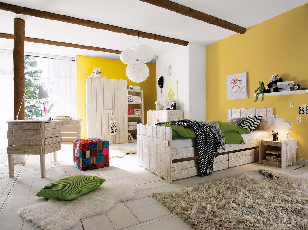 Neutrales Klassisches Kinderzimmer mit Schlafplatz und weißer Wandfarbe in Sonstige