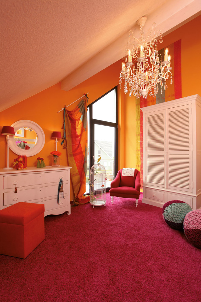 Ispirazione per una cameretta per bambini da 4 a 10 anni design con pareti arancioni, moquette e pavimento rosa