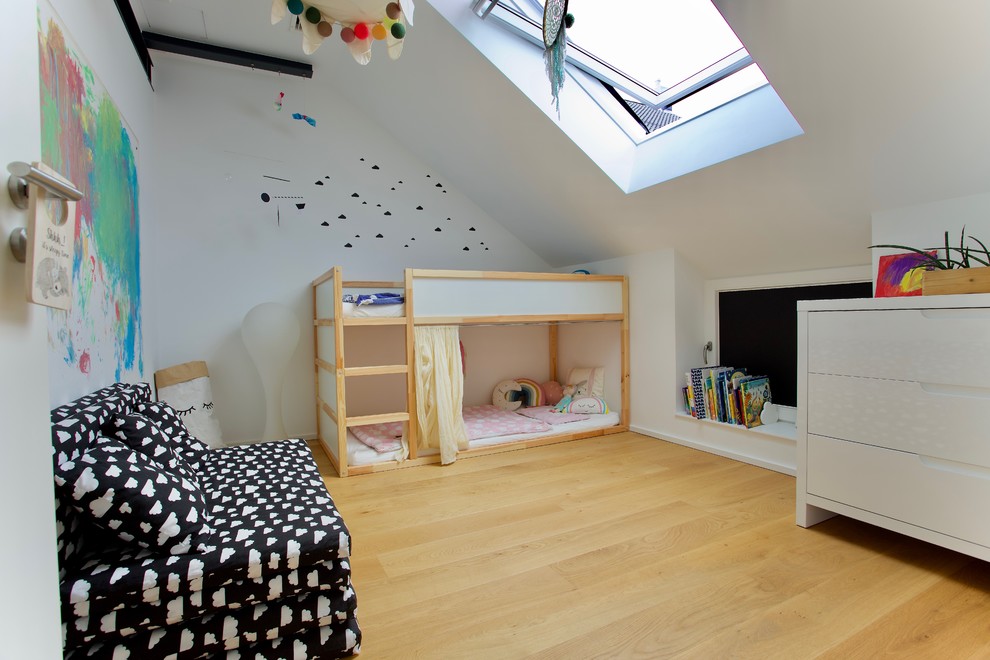 Foto på ett litet funkis könsneutralt barnrum kombinerat med sovrum och för 4-10-åringar, med vita väggar, ljust trägolv och gult golv