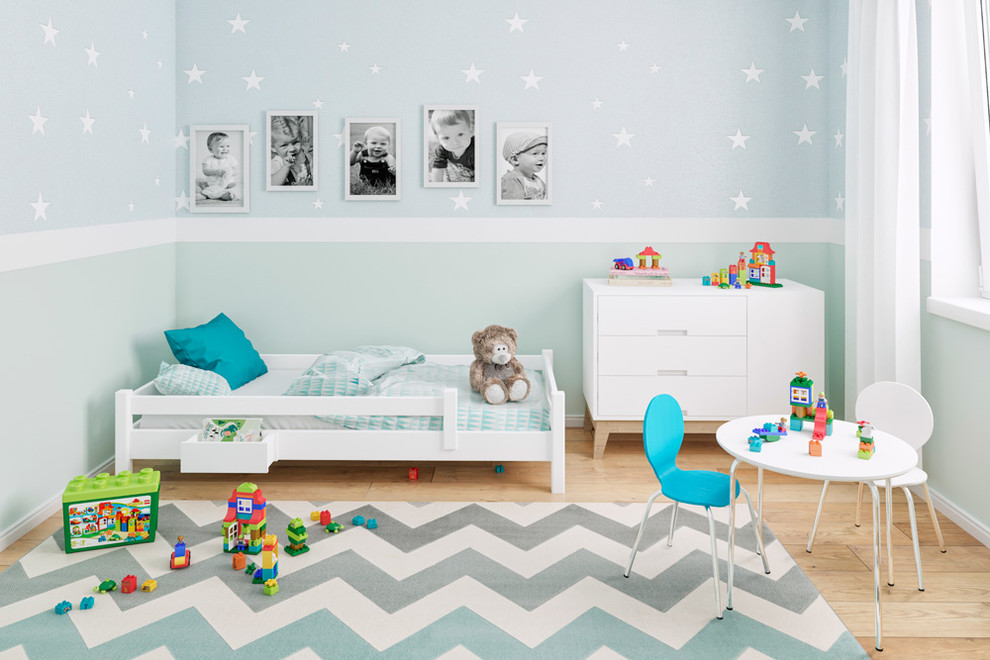 Diseño de dormitorio infantil de 4 a 10 años actual pequeño con suelo de madera clara, paredes azules y suelo beige