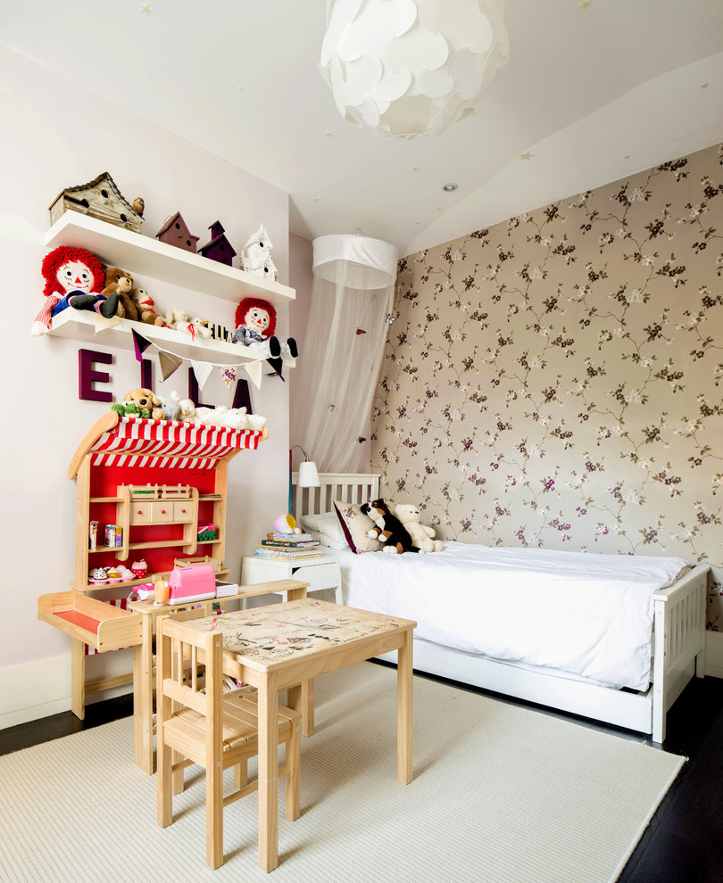 Modelo de dormitorio infantil de 4 a 10 años tradicional renovado de tamaño medio con paredes rosas, suelo de madera oscura y suelo marrón