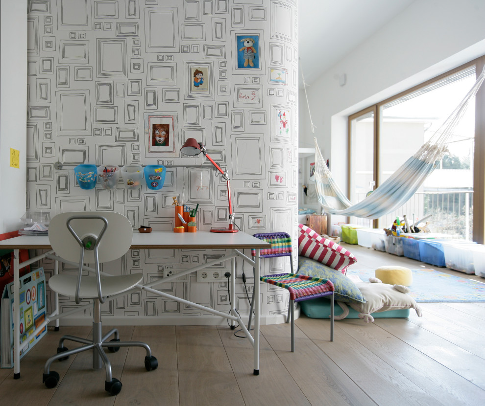 Neutrales Modernes Kinderzimmer mit Arbeitsecke, weißer Wandfarbe, braunem Holzboden, braunem Boden und Tapetenwänden in Sonstige