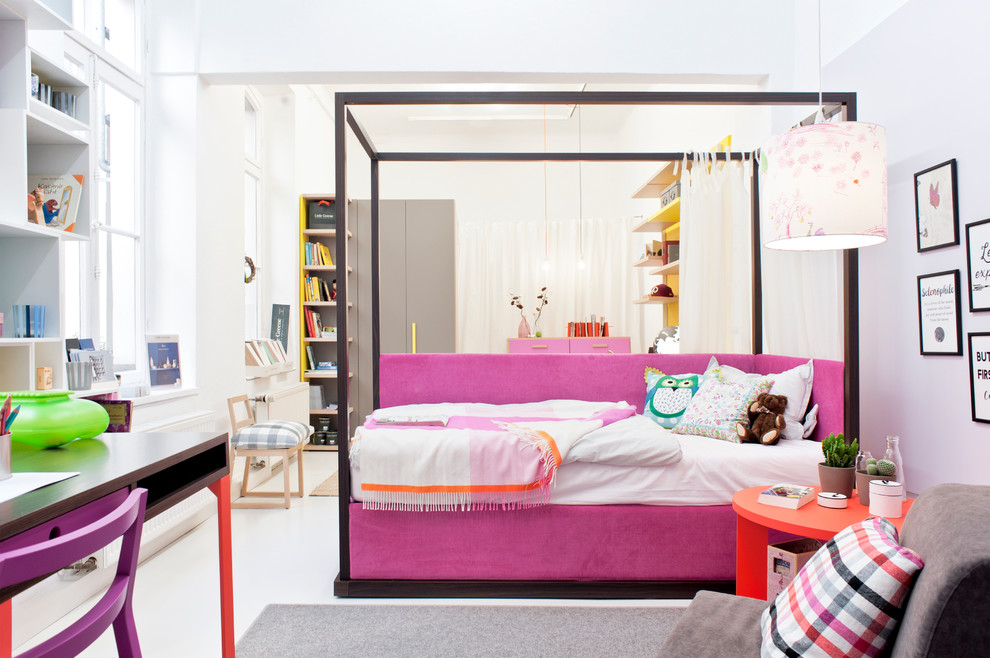Immagine di una cameretta per bambini design di medie dimensioni con pareti bianche e pavimento beige