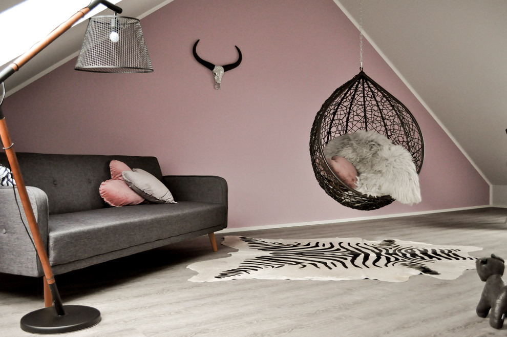 Пример оригинального дизайна: большая детская в современном стиле с спальным местом, розовыми стенами, полом из винила и обоями на стенах для подростка, девочки
