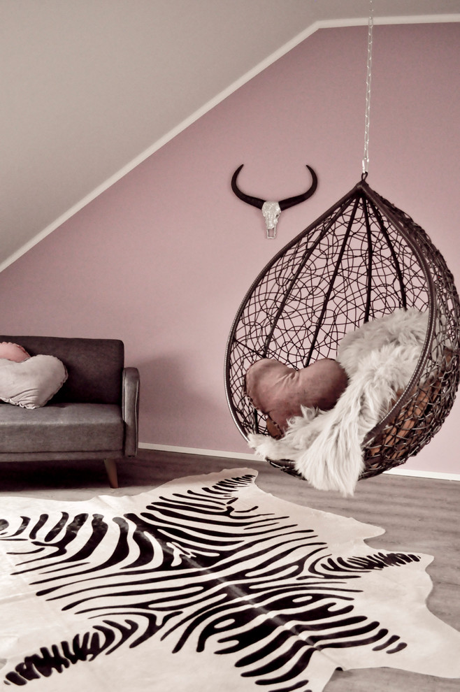 Ejemplo de dormitorio infantil actual grande con paredes rosas, suelo vinílico y papel pintado