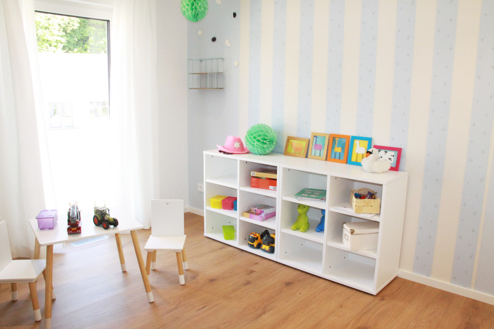 Immagine di una cameretta per bambini da 1 a 3 anni classica di medie dimensioni con pareti bianche e pavimento in vinile