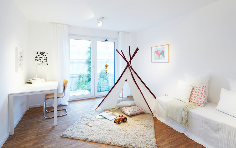 Foto de dormitorio infantil de 4 a 10 años actual de tamaño medio con paredes blancas y suelo de madera en tonos medios