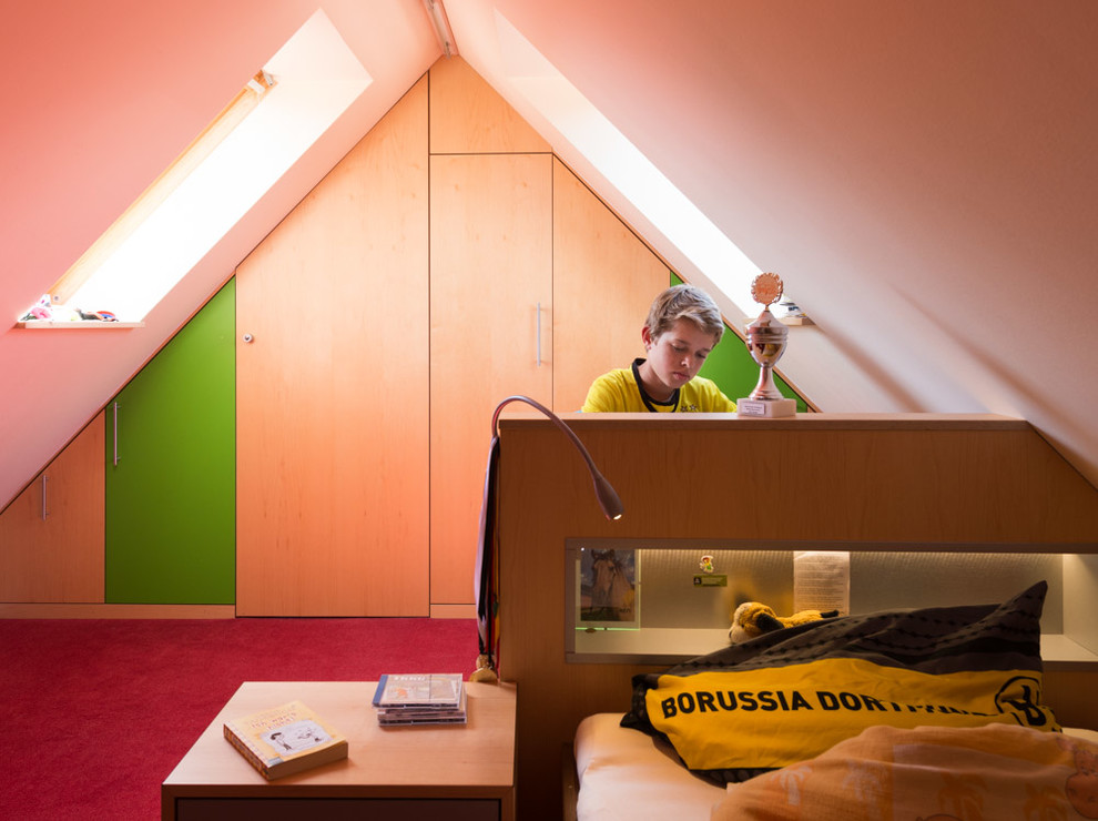 Inspiration för ett mellanstort funkis pojkrum kombinerat med sovrum och för 4-10-åringar, med vita väggar, heltäckningsmatta och rött golv