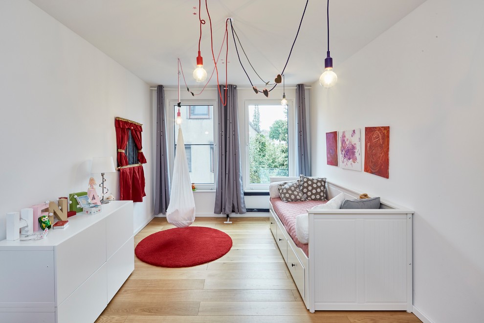 Inspiration för ett mellanstort minimalistiskt barnrum, med vita väggar, ljust trägolv och beiget golv