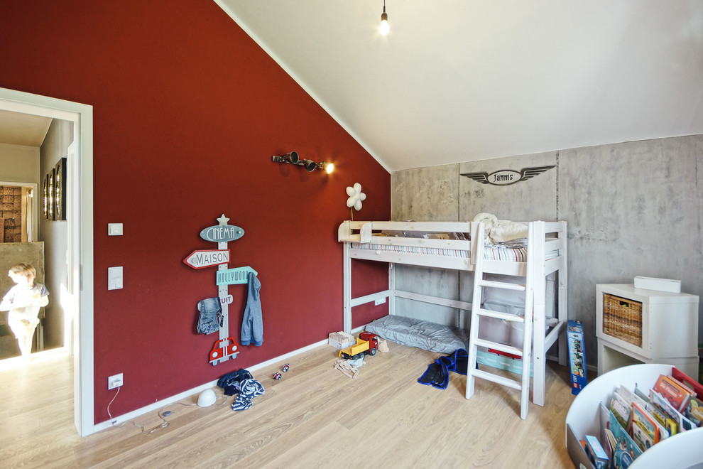 Großes Modernes Jungszimmer mit Schlafplatz, bunten Wänden, hellem Holzboden und braunem Boden in Sonstige