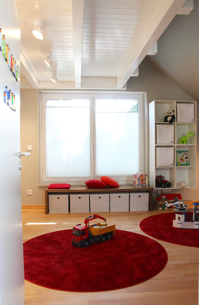 Mittelgroßes Modernes Jungszimmer mit Spielecke, beiger Wandfarbe, braunem Holzboden und braunem Boden in Frankfurt am Main