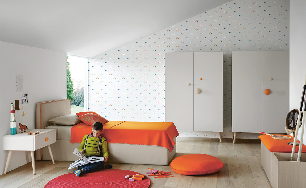 Exempel på ett modernt könsneutralt barnrum för 4-10-åringar, med vita väggar och ljust trägolv