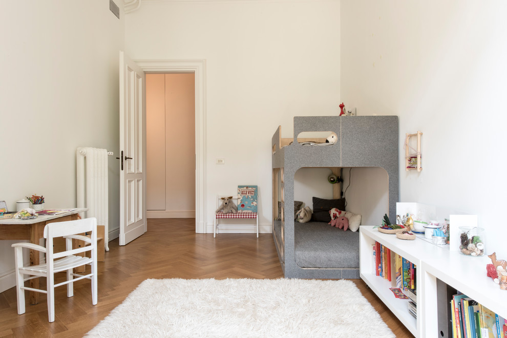 На фото: нейтральная детская среднего размера в современном стиле с спальным местом, белыми стенами, паркетным полом среднего тона и коричневым полом для ребенка от 4 до 10 лет