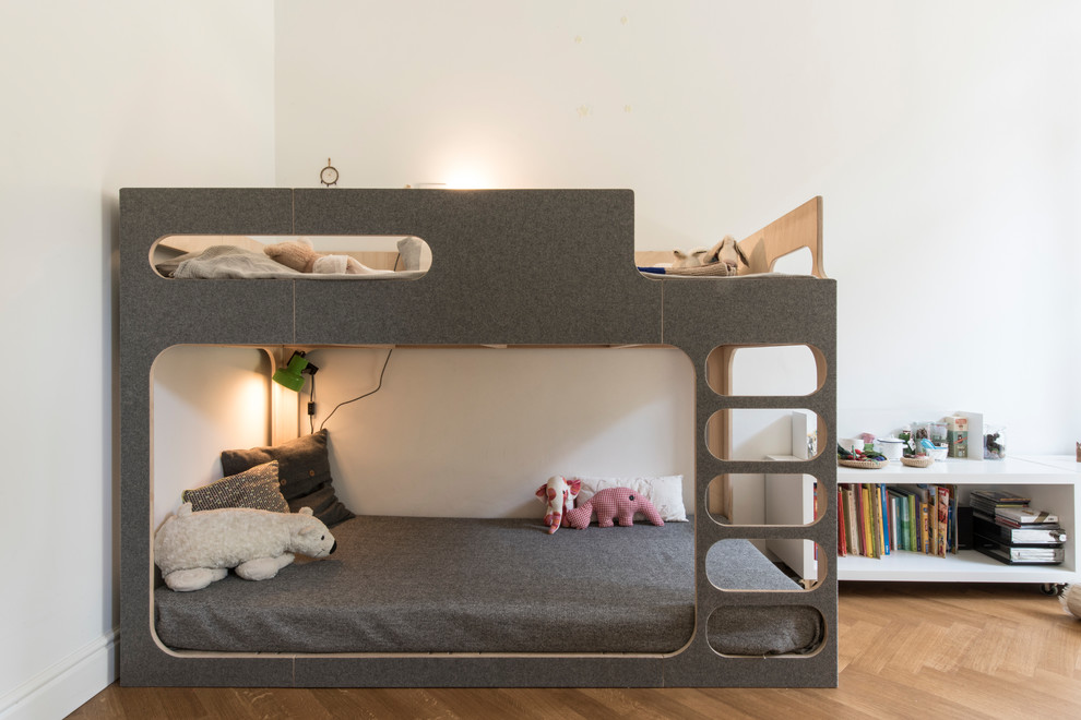Пример оригинального дизайна: большая нейтральная детская в стиле модернизм с спальным местом, белыми стенами и светлым паркетным полом для ребенка от 4 до 10 лет