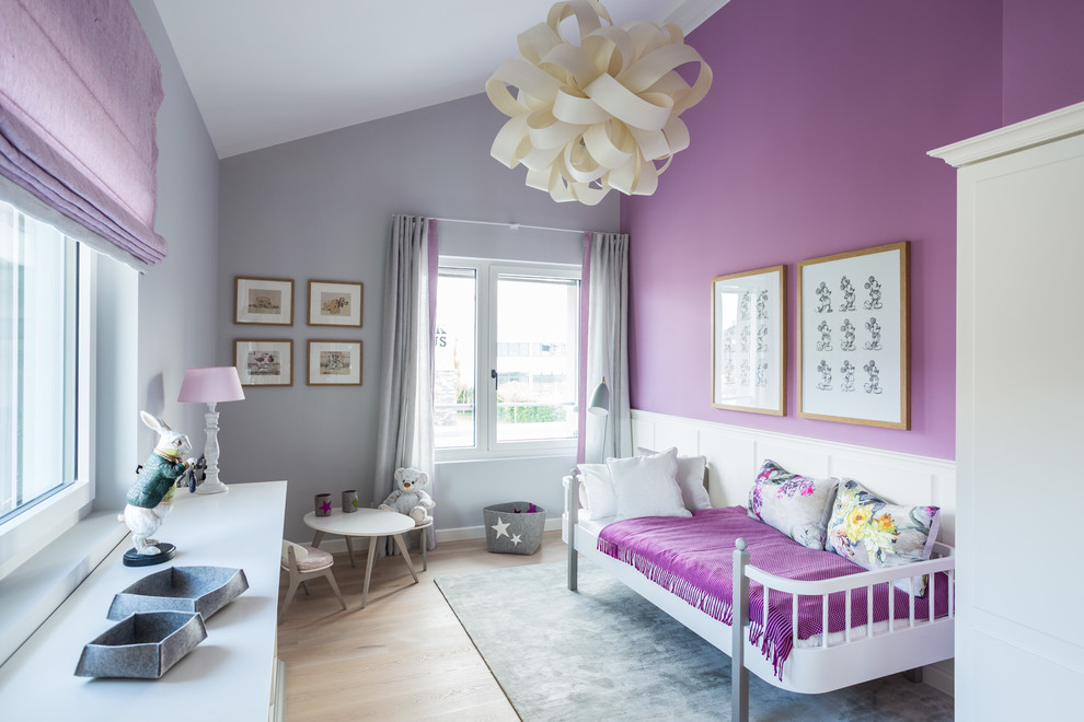 На фото: детская среднего размера в современном стиле с спальным местом, светлым паркетным полом и разноцветными стенами для ребенка от 4 до 10 лет, девочки
