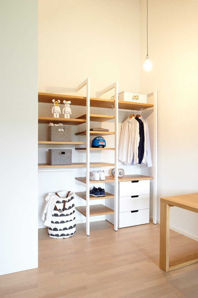 Design ideas for a small scandinavian teen’s room for boys in Hamburg with white walls, light hardwood flooring and brown floors.